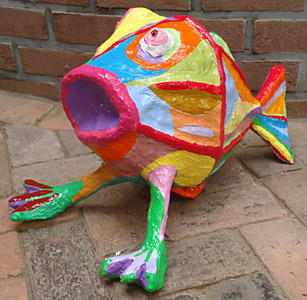 Skulptur Evolution der Twan de Vos, Bild von einem Fisch aus dem Wasser in dem Land ist aus Kunststoff gemacht