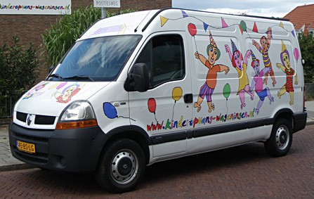 Ontwerp voor de feestbus van de Kinderopvang Wageningen, rondom feestende kinderen, het ontwerp is op de bus geplakt