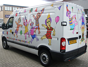 Ontwerp voor de feestbus van de Kinderopvang Wageningen, rondom feestende kinderen, het ontwerp is op de bus geplakt