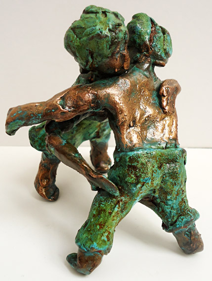 brons, bronzen beeld sculptuur van een paar wat niet goed weet of ze aan het dansen of aan het vechten zijn.