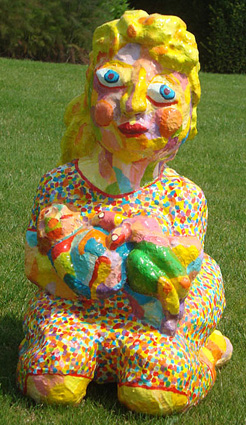 Polyester beeld Doll and Dolly van Annelies van Biesbergen, moeder en kind