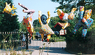 hangende familie beeld sculptuur polyester tuinbeeld, beeld voor buiten of in de tuin