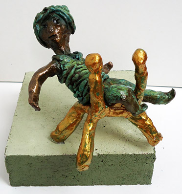 brons, bronzen beeld sculptuur van eem man die op zoek is naar de grens van zitten en omvallen, op zoek naar de balans
