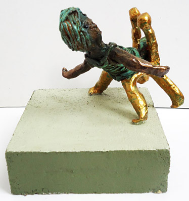 brons, bronzen beeld sculptuur van eem man die op zoek is naar de grens van zitten en omvallen, op zoek naar de balans