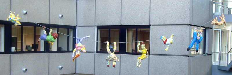  ziekenhuis in Apeldoorn met daarin de sculptuur Dagje dierentuin met 8 hangende beelden van polyester