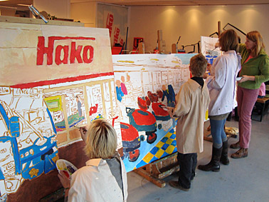 schilderende mensen op een workshop op lokatie, in dit geval tijdens een familiedag