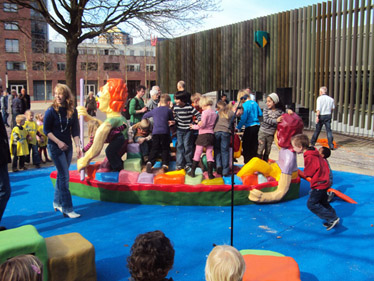 kinderen klimmen meteen op het turfschip