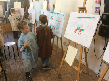 Kinderfeestje kussensloop schilderen met textielverf in Wageningen of Tilburg, een schilderij op bed maken, je kussensloop versieren, wasbaar op 60 graden in de wasmachine