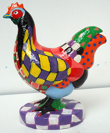 Skulptur in Polyester Leckeres Hühnchen der Twan de Vos, schöne Barnevelder Huhn auf dem Tisch