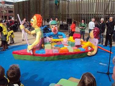 Das Torf Schiff, ein Boot aus Polyester über die Geschichte der niederländischen Stadt Stadskanaal ist für Kinder attraktiv.