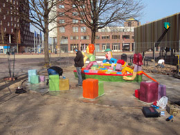 Das Torf Schiff, ein Boot aus Polyester über die Geschichte der niederländischen Stadt Stadskanaal ist für Kinder attraktiv.