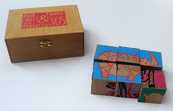 puzzel zeefdruk blokken in doosje, 6 afbeeldingen op hout, 3 van Twan de Vos en 3 van Margreet van Terwisga