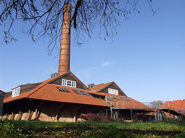 Atelier Twan de Vos in steenfabriek De Bovenste Polder in de uiterwaarden van de Rijn in Wageningen, direct aan het water