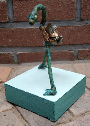 brons, bronzen beeld sculptuur van een prachtige vogel een fiere struisvogel