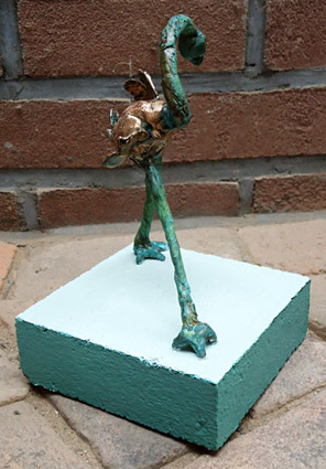 brons, bronzen beeld sculptuur van een prachtige vogel een fiere struisvogel