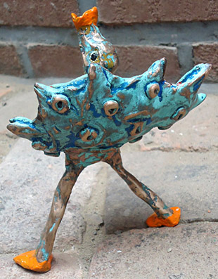brons, bronzen beeld sculptuur van een vogel die via een lokroep op zoek is naar zijn partner, een trompetvogel