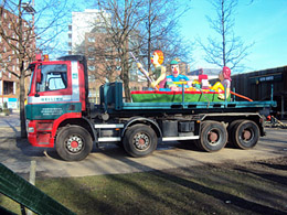 het turfschip wordt op de vrachtwagen aangevoerd naar zijn standplaats