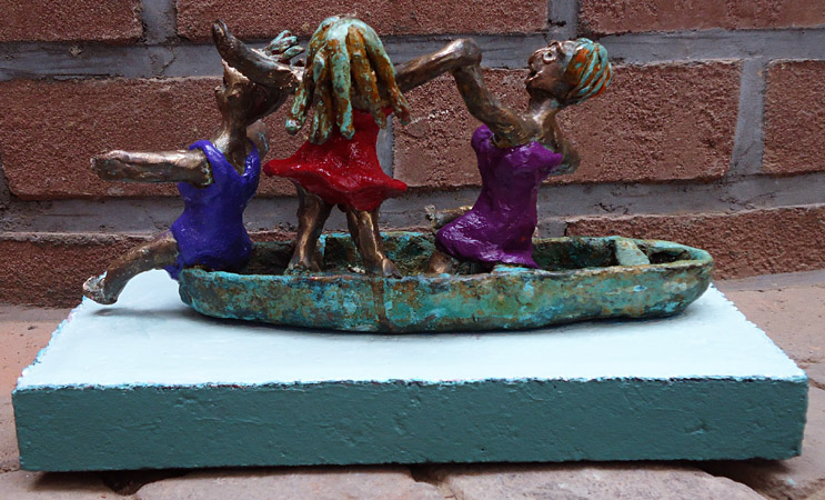 Beschilderd bronzen beeld Women pride van Twan de Vos, drie vrouwen dansen, zingen en hebben lol op een boottochtje